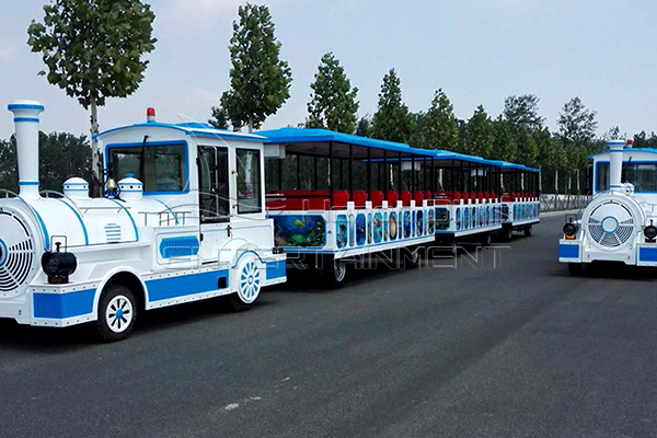 3 cabins fiberglass material trackless electric train ride running on road