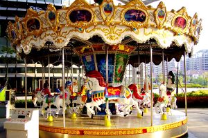 Dinis carousel rides to Spanish